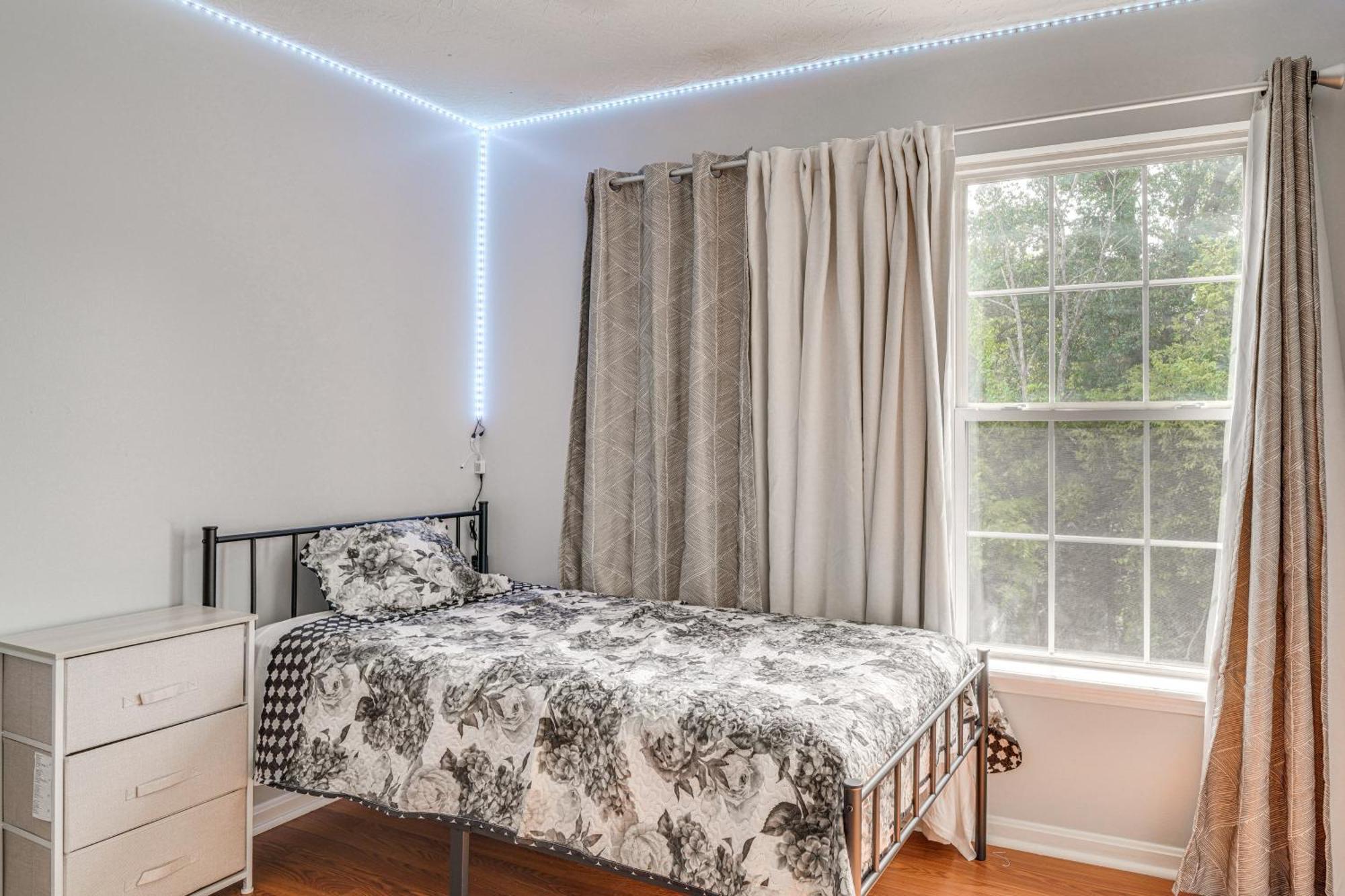 With Large Yard 15 Mi To Downtown!