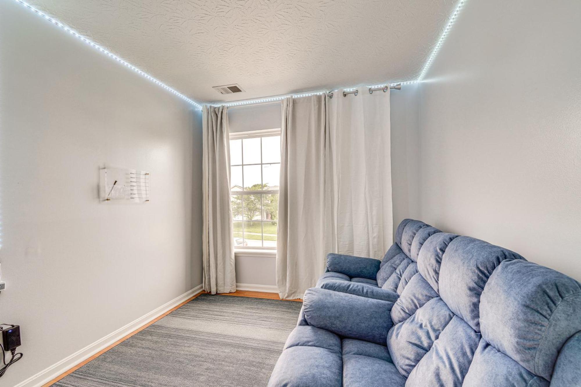 With Large Yard 15 Mi To Downtown!
