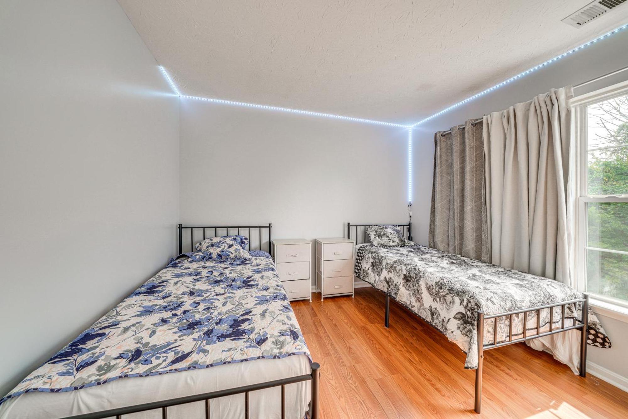 With Large Yard 15 Mi To Downtown! Holiday home