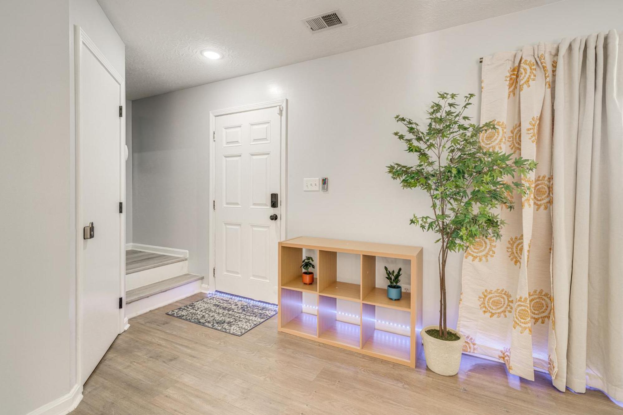 With Large Yard 15 Mi To Downtown!