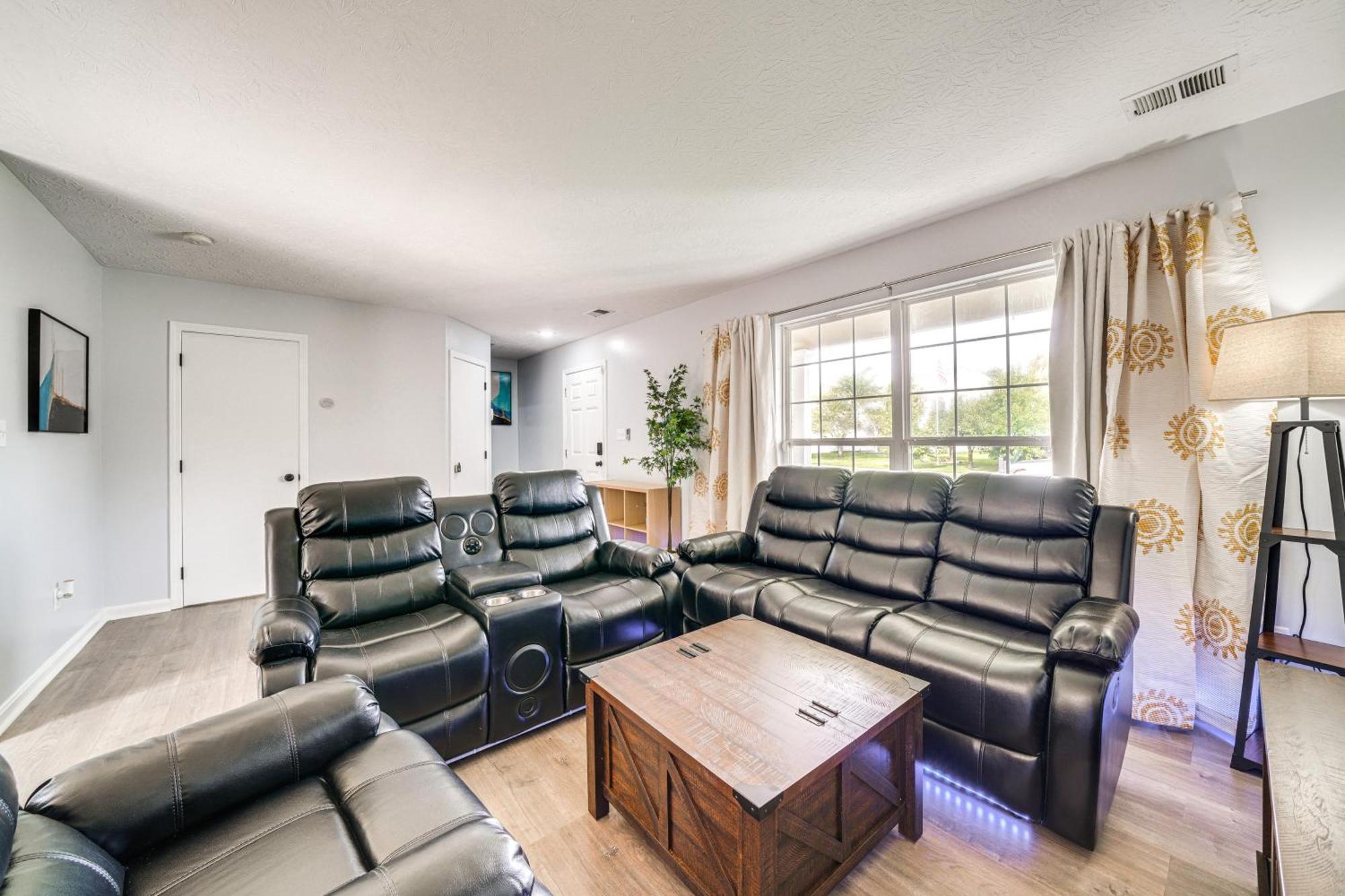 With Large Yard 15 Mi To Downtown! *